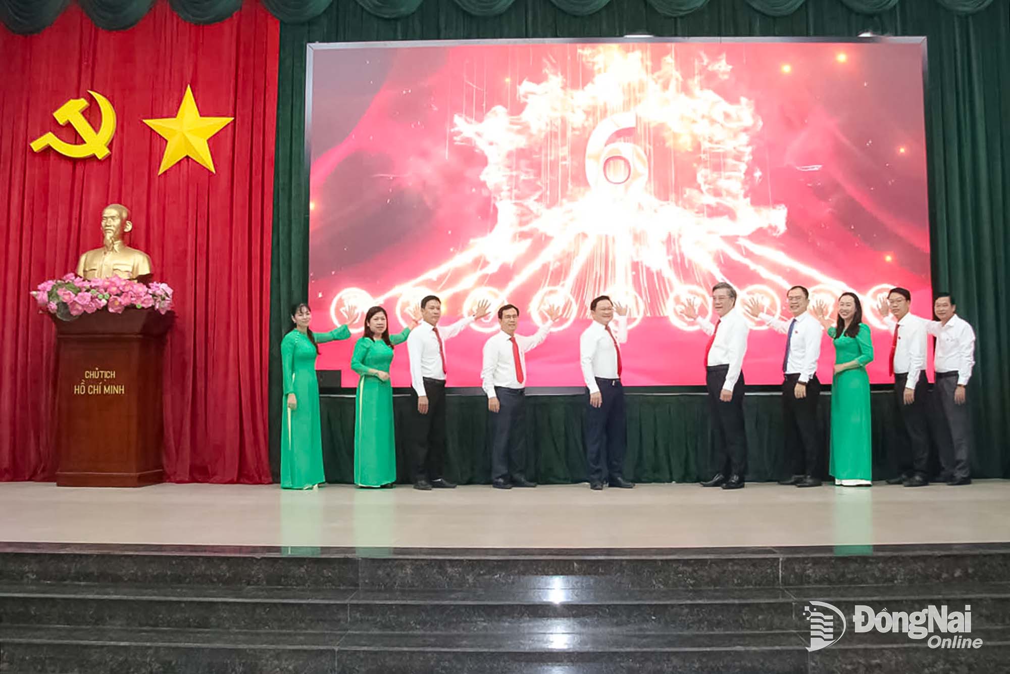 Ủy viên Ban Thường vụ Thành ủy, Trưởng ban Tuyên giáo và Dân vận Thành ủy Dương Minh Dũng cùng lãnh đạo phường Long Thành bấm nút khởi động ứng dụng HĐND phường Long Thành - Kết nối cử tri số. Ảnh: Lê Hùng