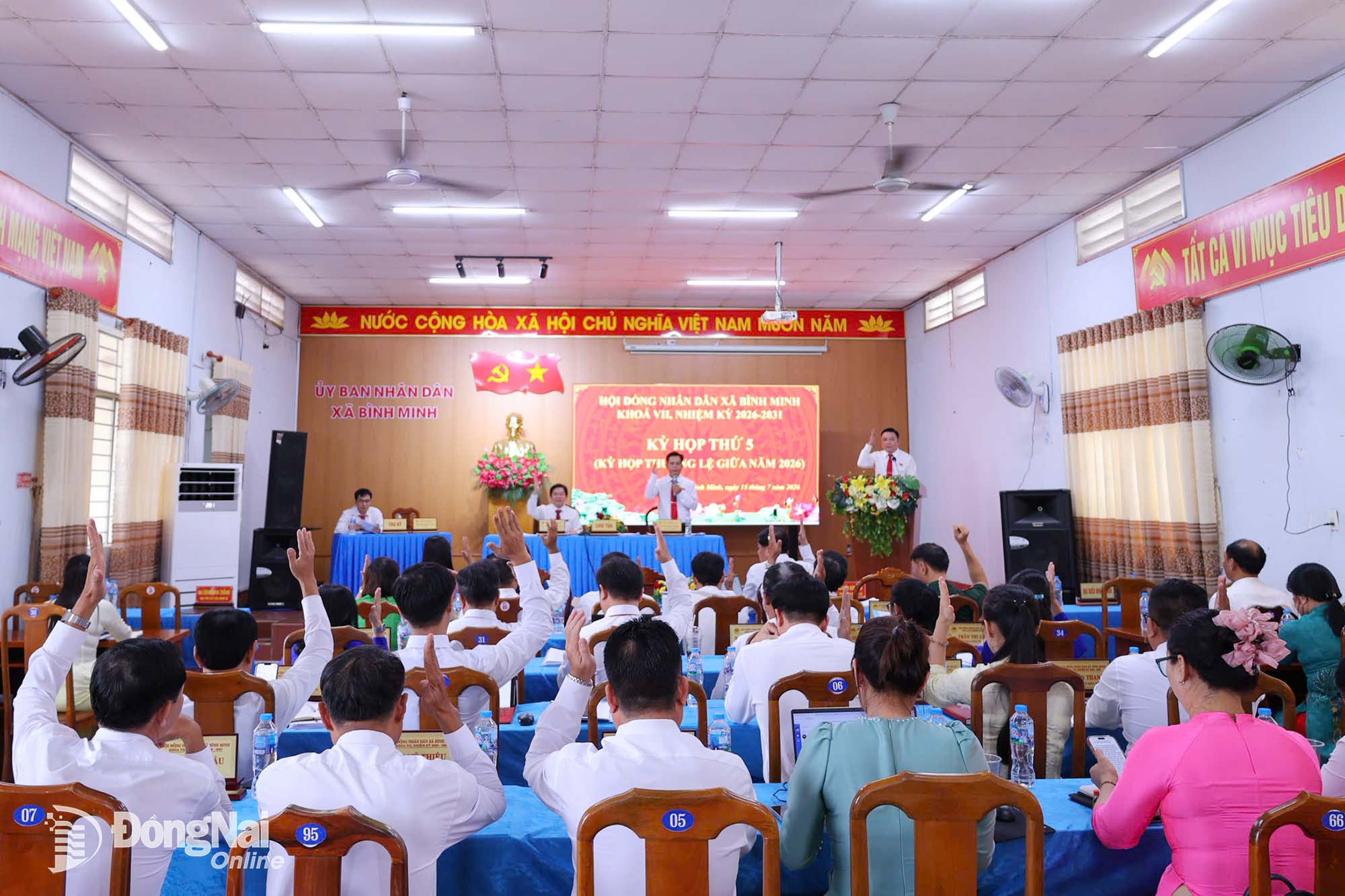 Các đại biểu biểu quyết thông qua các nghị quyết tại Kỳ họp thứ 5  HĐND xã Bình Minh. Ảnh: Thanh Tâm