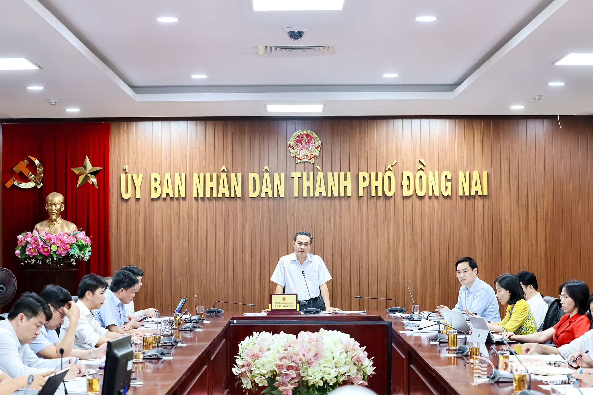 Ủy viên Ban Thường vụ Thành ủy, Phó Chủ tịch UBND thành phố Đồng Nai Lê Trường Sơn chủ trì cuộc họp. Ảnh: Công Nghĩa
