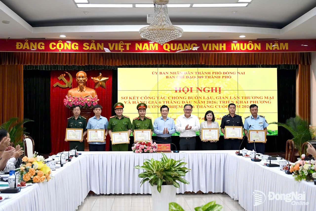 Các tập thể, cá nhân được Ban Chỉ đạo 389 Quốc gia khen thưởng vì đã có thành tích xuất sắc trong công tác đấu tranh chống buôn lậu, gian lận thương mại và hàng giả năm 2025. Ảnh: Phạm Quang