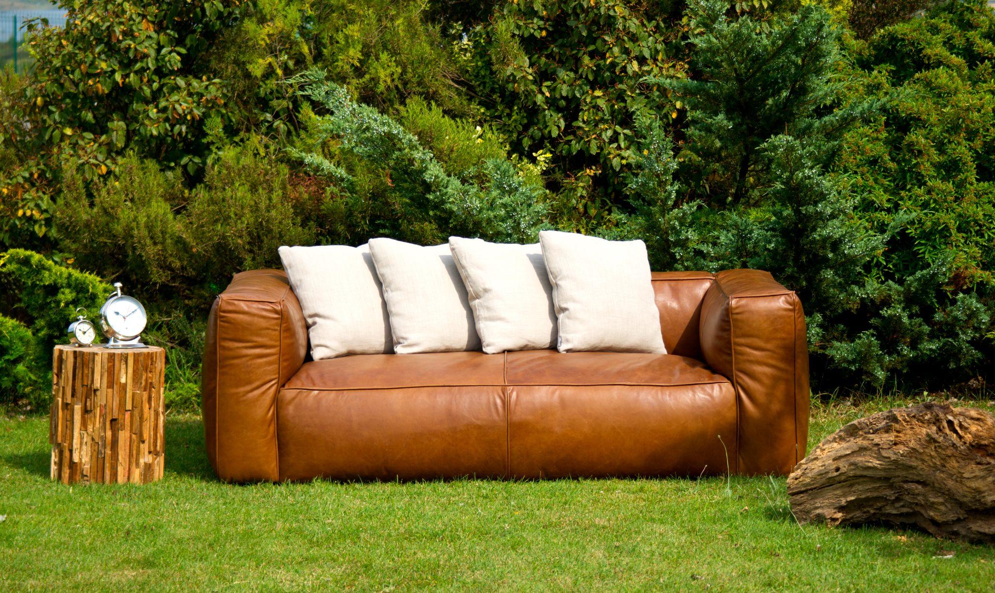 Ghế sofa gỗ đơn giản hiện đại tạo điểm nhấn ấm áp cho phòng khách. Nguồn: Freepik