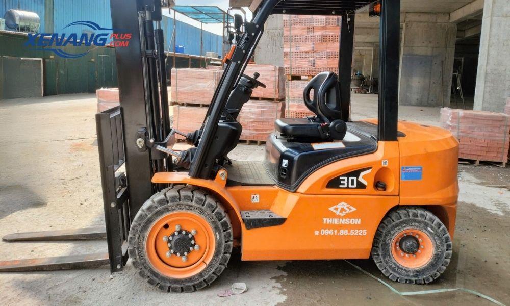 Xe nâng dầu 3 tấn chuyên sử dụng ở công trình, xưởng gỗ, xưởng bao bì.