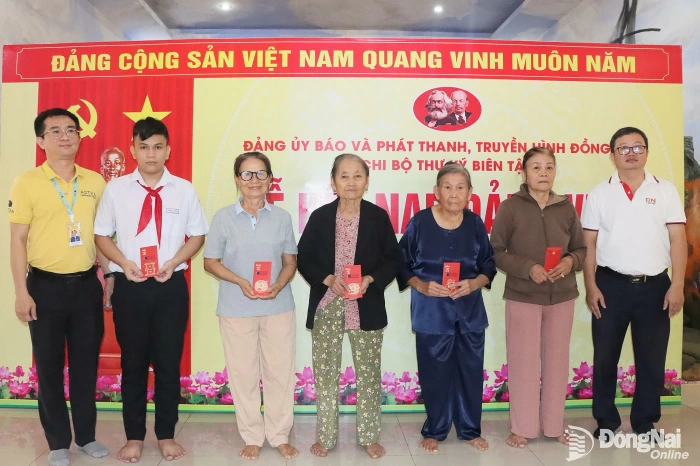 Tặng quà trị giá 130 triệu đồng cho gia đình chính sách, học sinh nghèo