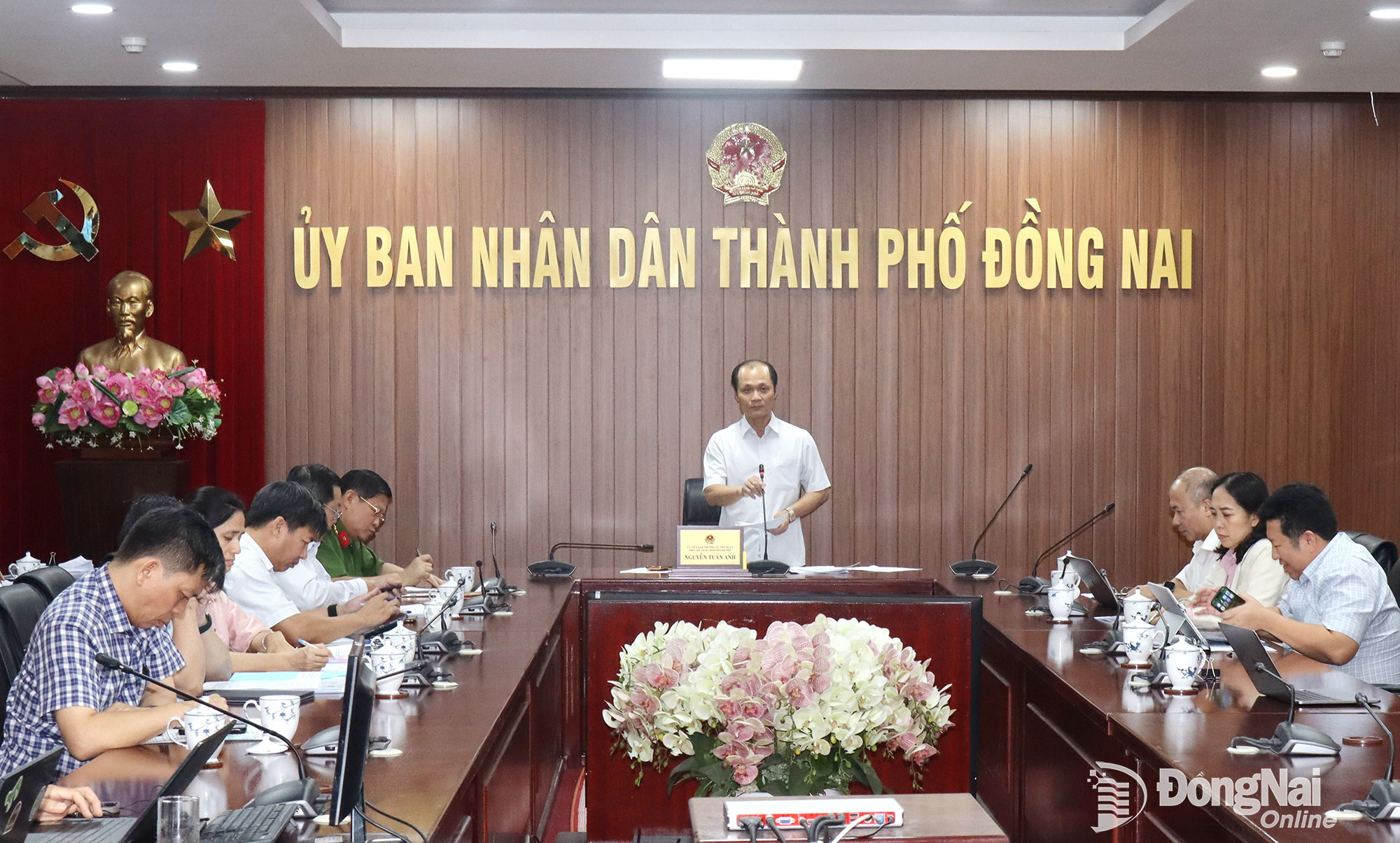 Ủy viên Ban Thường vụ Thành ủy, Phó Chủ tịch UBND thành phố Đồng Nai Nguyễn Tuấn Anh phát biểu tại cuộc họp. Ảnh: Hoàng Lộc