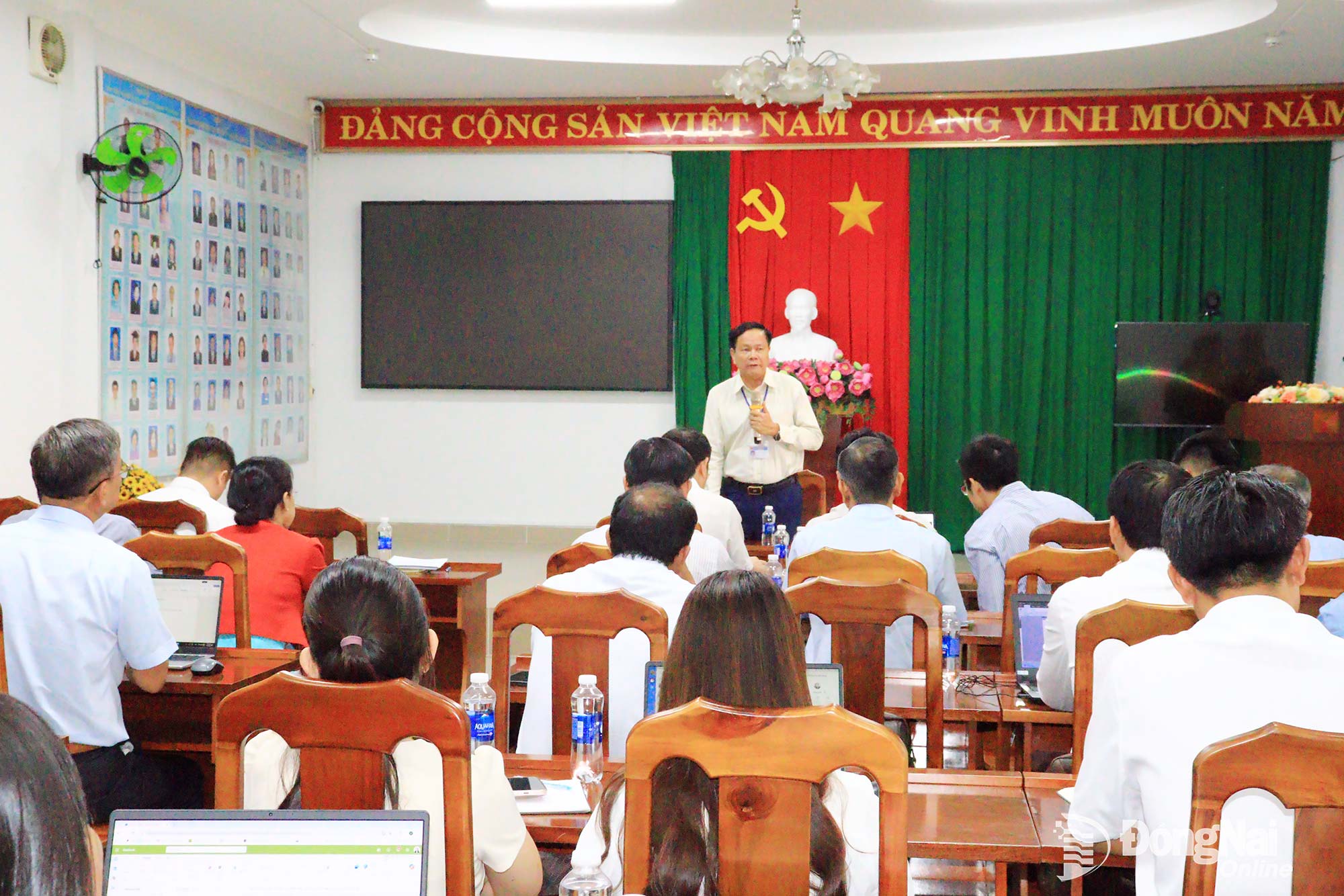 Phó Giám đốc Sở Y tế Nguyễn Văn Bình phát biểu chỉ đạo tại cuộc họp. Ảnh: Thanh Tú