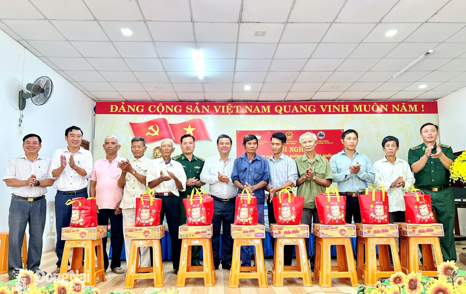 Lãnh đạo xã Lộc Thạnh và Đồn biên phòng Cửa khẩu quốc tế Hoa Lư tặng quà động viên các tập thể, hộ gia đình và cá nhân tham gia ký kết tự quản. Ảnh: Thanh Tuyền
