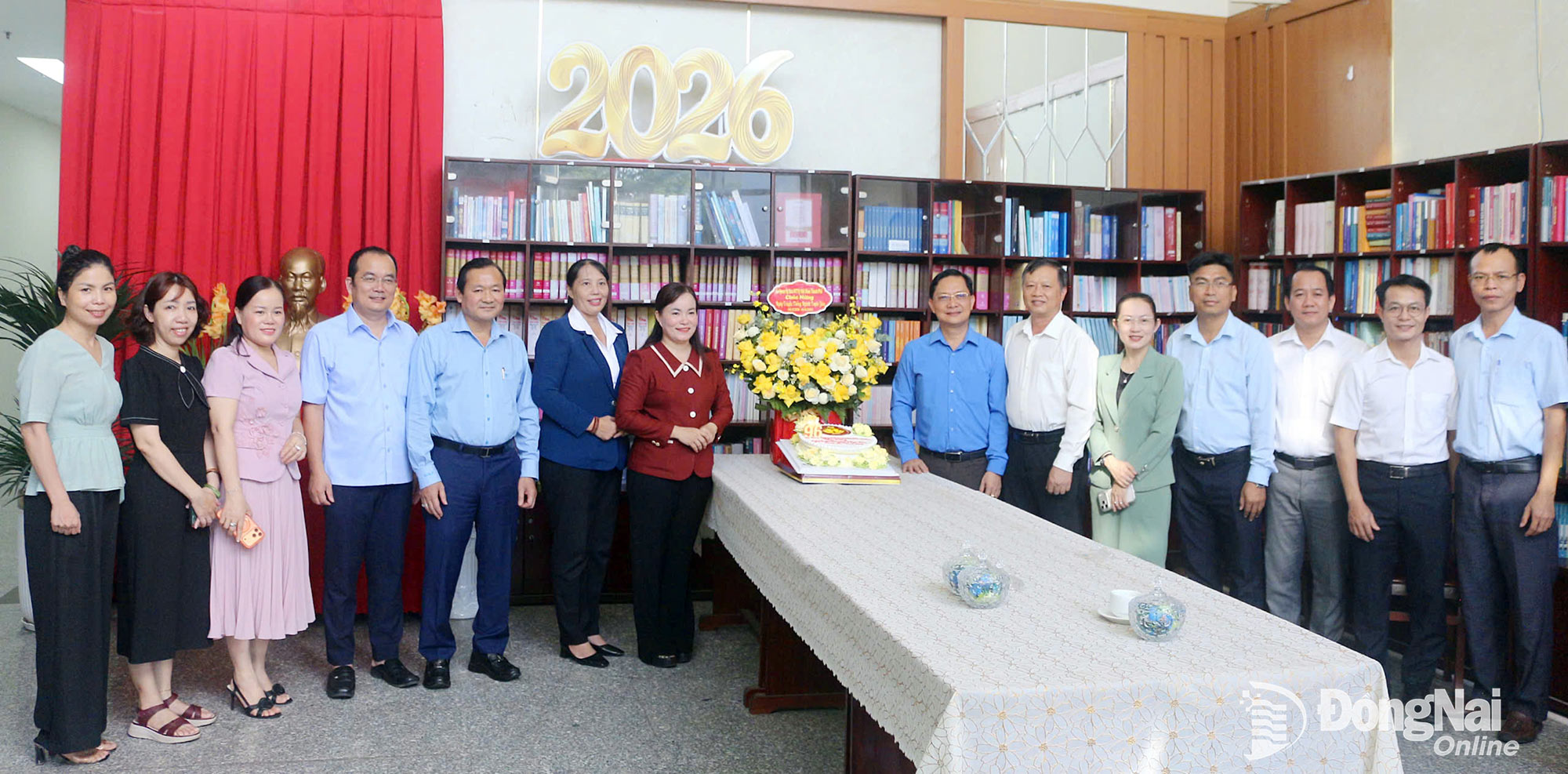 Đoàn của Ủy ban MTTQ Việt Nam thành phố Đồng Nai chúc mừng Ban Tuyên giáo và Dân vận Thành ủy. Ảnh: ĐVCC