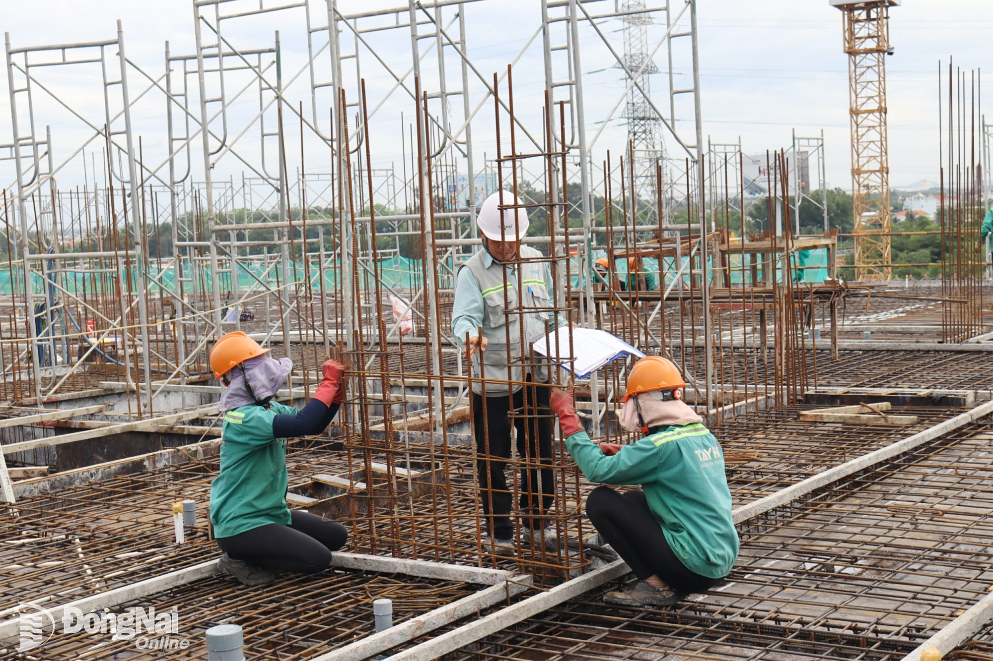 Thi công xây dựng nhà ở xã hội trên địa bàn phường Long Thành. Ảnh: Hoàng Lộc