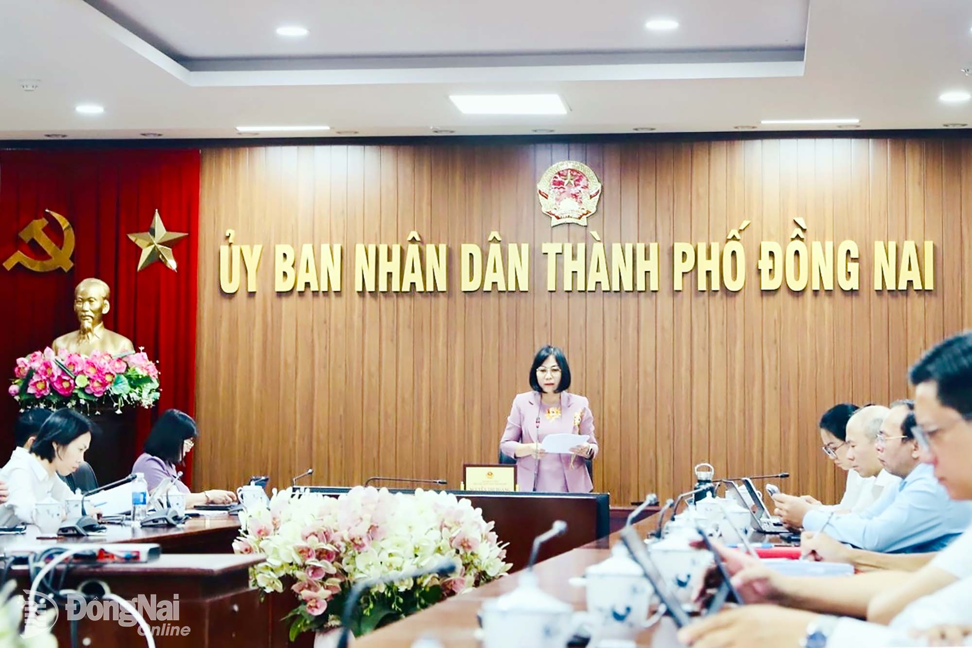 Thành ủy viên, Phó Chủ tịch UBND thành phố Nguyễn Thị Hoàng báo cáo kết quả triển khai của thành phố về Chương trình Mục tiêu quốc gia xây dựng nông thôn mới, giảm nghèo bền vững và phát triển kinh tế - xã hội vùng đồng bào dân tộc thiểu số và miền núi tại hội nghị. Ảnh: B.Nguyên