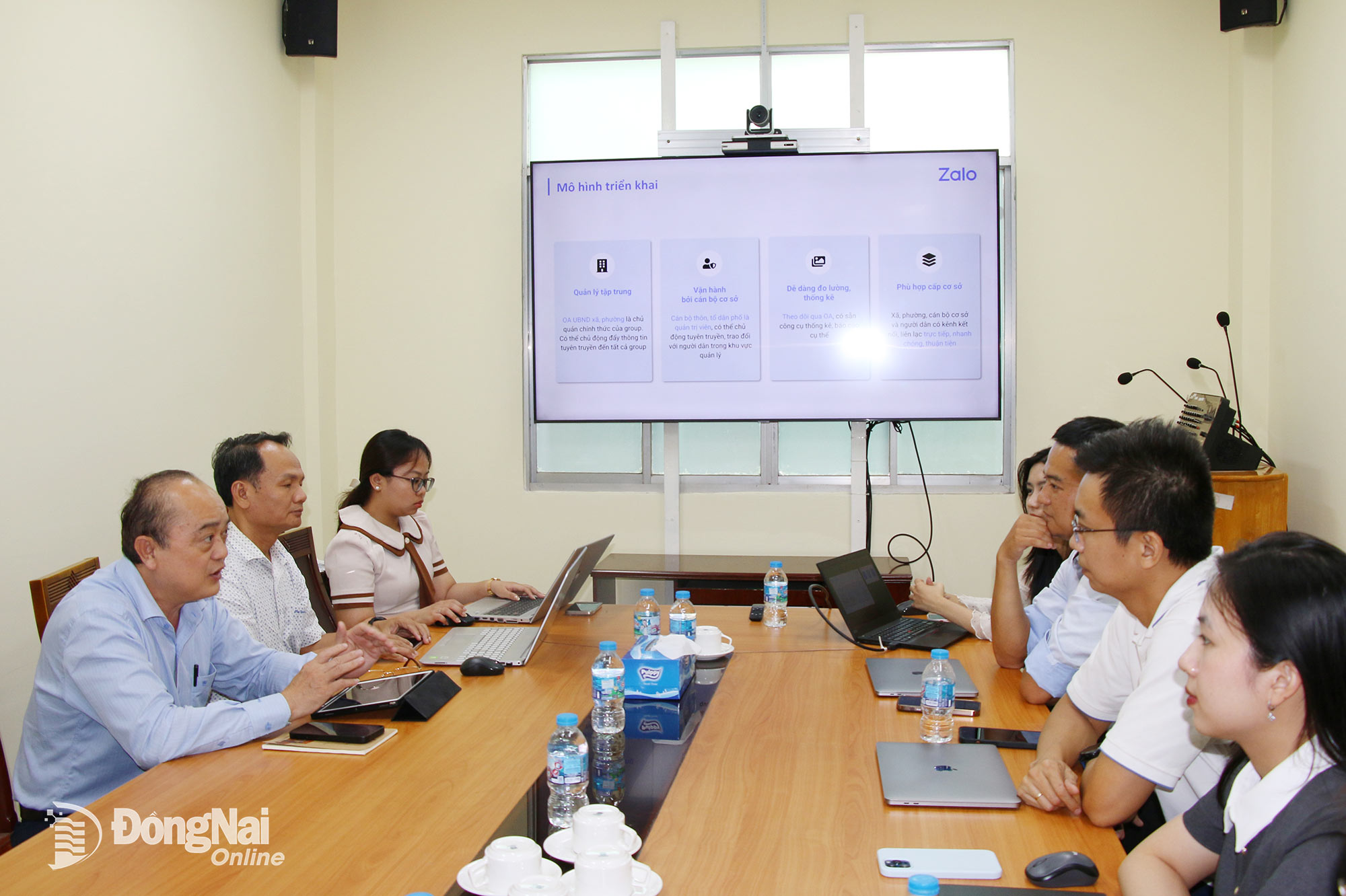 Phó Giám đốc Sở Khoa học và Công nghệ thành phố Đồng Nai Võ Hoàng Khai (bìa trái) chia sẻ, trao đổi thông tin với đại diện Công ty TNHH Zalo Platforms tại buổi làm việc. Ảnh: Hải Quân
