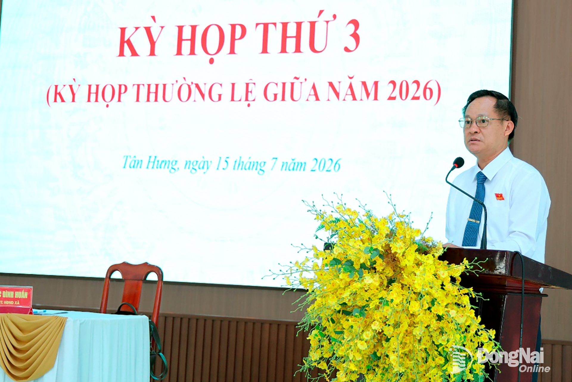 Bí thư Đảng ủy, Chủ tịch HĐND xã Mạc Đình Huấn phát biểu tại kỳ họp. Ảnh: Quý Sơn
