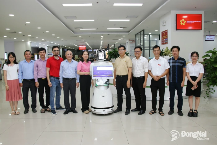 Thử nghiệm Robot AI phục vụ người dân tại Trung tâm Phục vụ hành chính công thành phố
