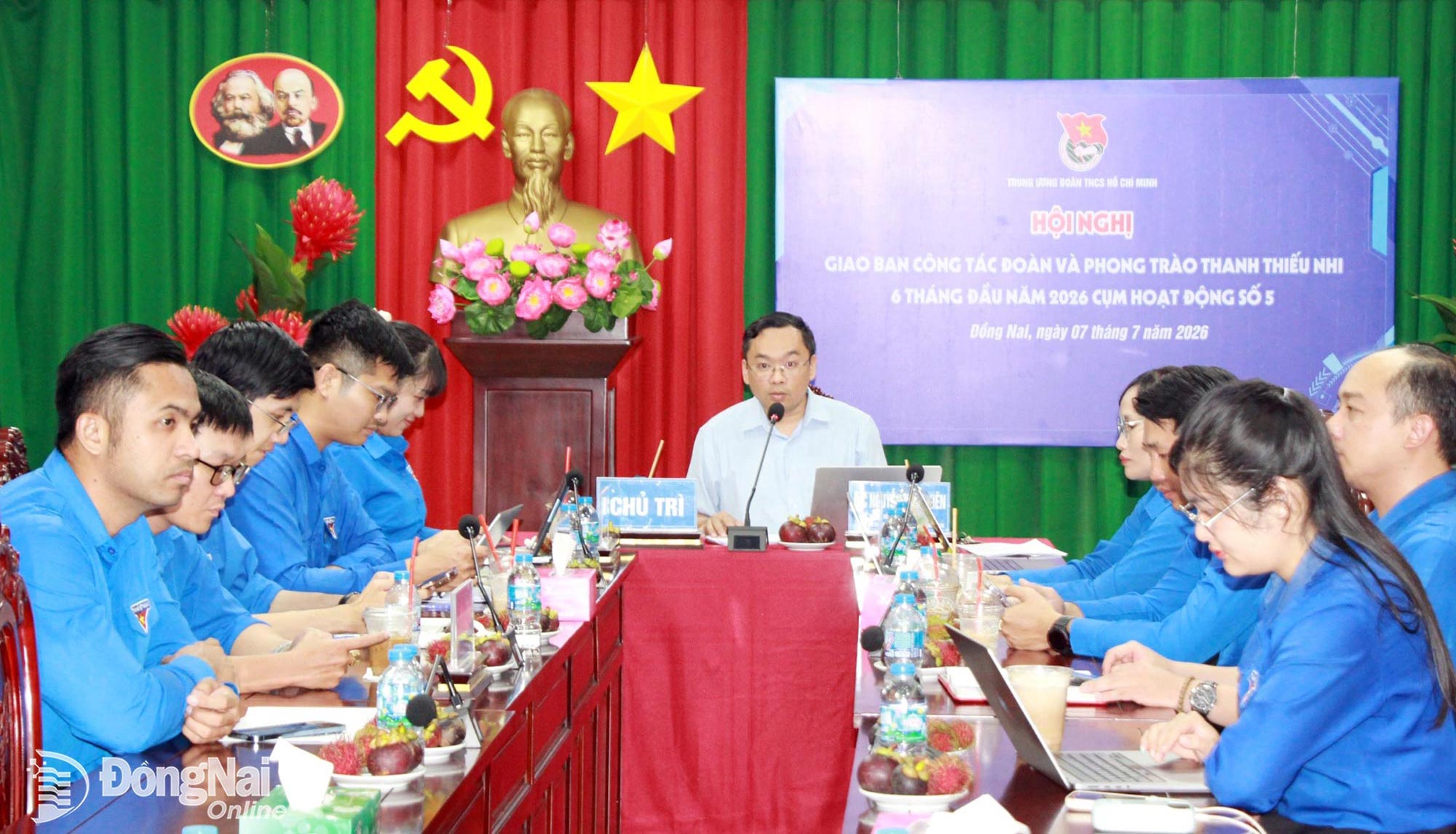Thành ủy viên, Phó Chủ tịch Ủy ban MTTQ Việt Nam thành phố, Bí thư Thành đoàn Nguyễn Minh Kiên trao đổi tại hội nghị giao ban. Ảnh: Nga Sơn