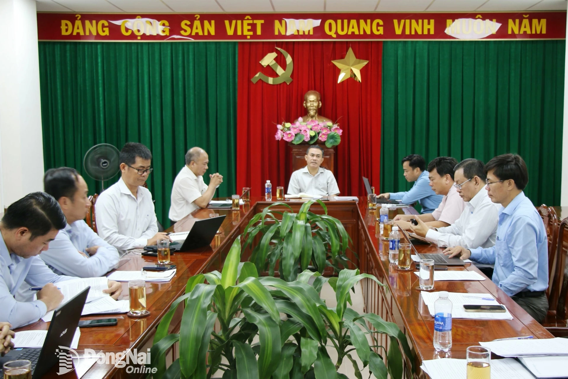 Ủy viên Ban Thường vụ Thành ủy, Phó Chủ tịch UBND thành phố Lê Trường Sơn chủ trì buổi làm việc. Ảnh: Hải Quân