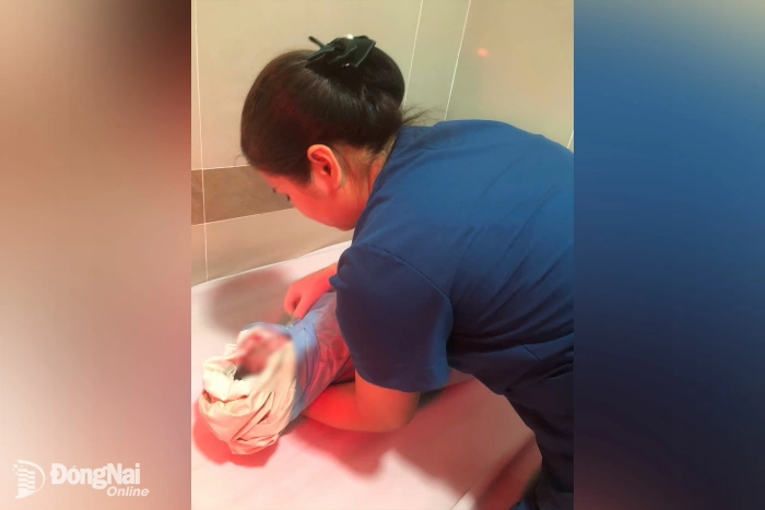 Phát hiện trẻ sơ sinh trong thùng rác, cấp cứu kịp thời cả hai mẹ con