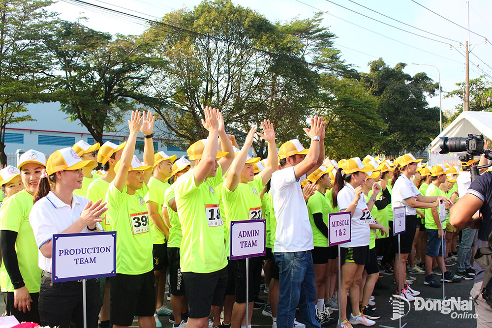 Công nhân Công ty TNHH Đông Phương (H.Trảng Bom) hào hứng tham gia giải chạy việt dã do Công đoàn công ty tổ chức. Ảnh: L.MAI