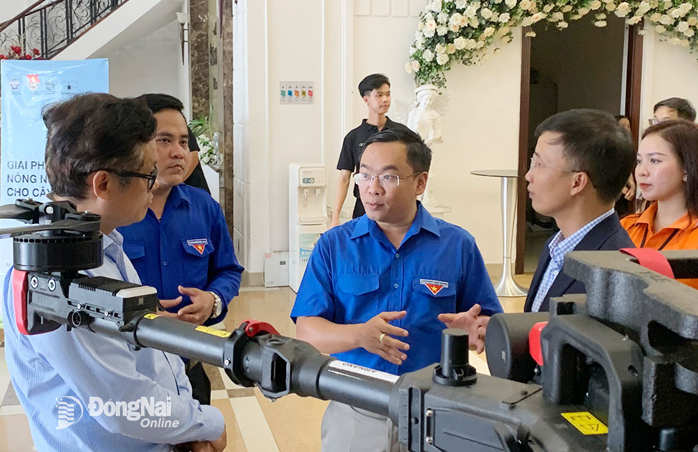 Bí thư Tỉnh đoàn Nguyễn Minh Kiên (giữa) trao đổi về mục tiêu hợp tác thúc đẩy chuyển đổi số trong nông nghiệp giữa Tỉnh đoàn và Công ty CP Airnano Việt Nam. Ảnh: N.SƠN