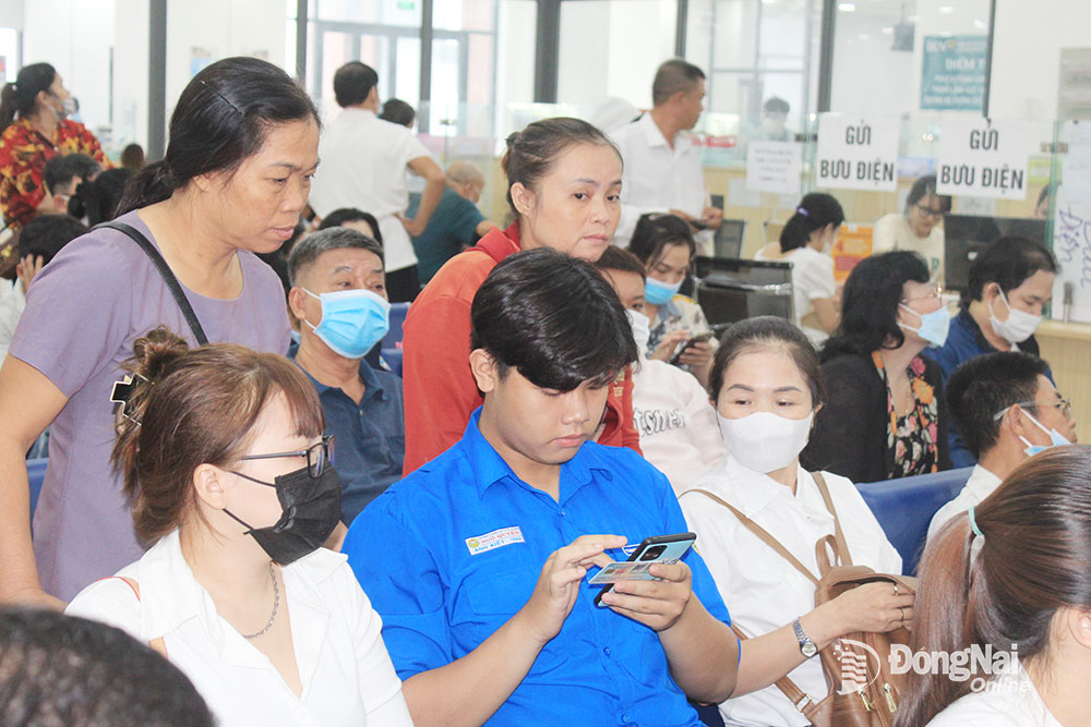 Đoàn viên thanh niên TP.Biên Hòa hỗ trợ người dân cài đặt
tài khoản định danh điện tử tại Trung tâm Hành chính công
TP.Biên Hòa