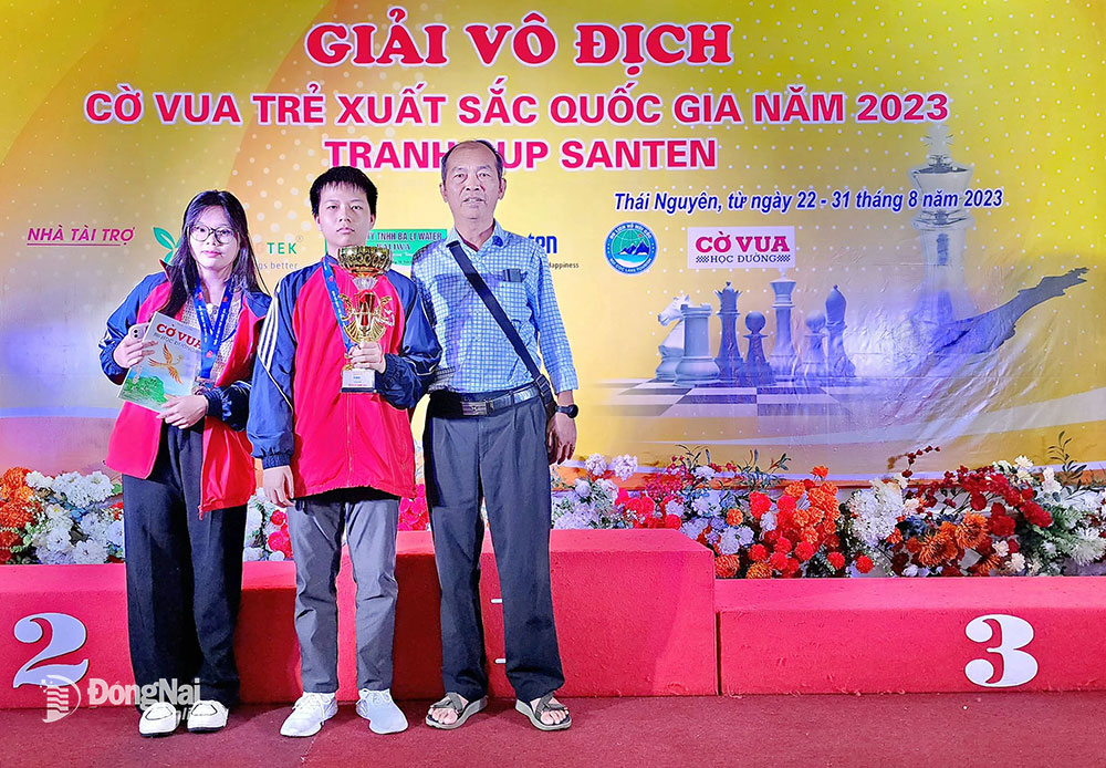 HLV Trần Đức Tú (phải) chúc mừng hai VĐV Đồng Nai giành huy chương tại Giải vô địch Cờ vua trẻ xuất sắc quốc gia năm 2023