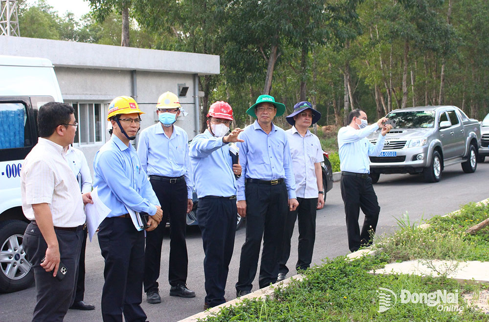 Phó chủ tịch UBND tỉnh Võ Văn Phi (thứ 3 từ phải sang) đi kiểm tra hệ thống xử lý nước thải công nghiệp trong khu công nghiệp tại H.Nhơn Trạch. Ảnh: H.Lộc