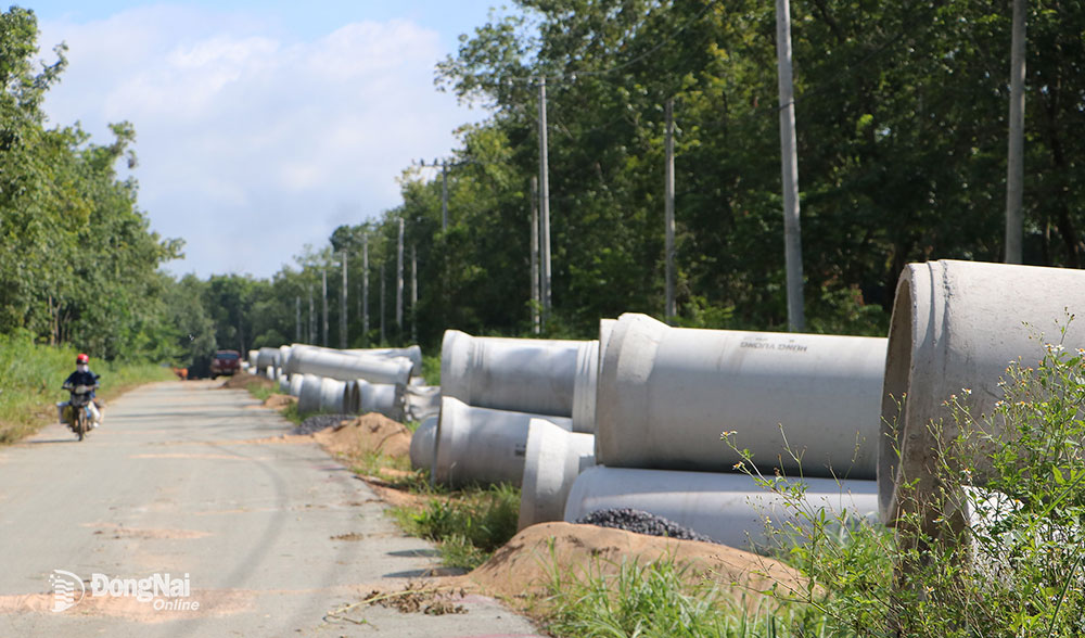 Hàng loạt ống bê tông tròn kích thước lớn được tập kết tại chân công trình để phục vụ thi công.