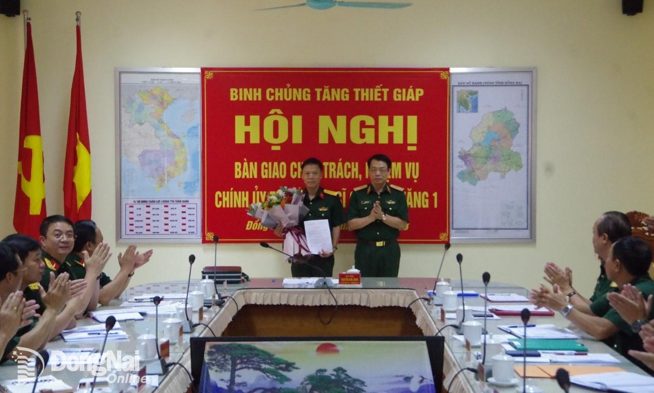 &nbsp; &nbsp; &nbsp; &nbsp; &nbsp; &nbsp; &nbsp; &nbsp; &nbsp; Thiếu tướng Nguyễn Đức Dinh trao quyết định Chính ủy nhà trường cho đại tá Hà Xuân Hiệp