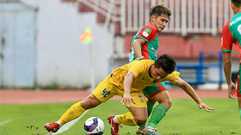 Vượt qua Đắk Lắk trong trận play-off, Bình Phước (xanh) giành quyền thi đấu tại giải hạng Nhất quốc gia mùa giải 2023-2024.
