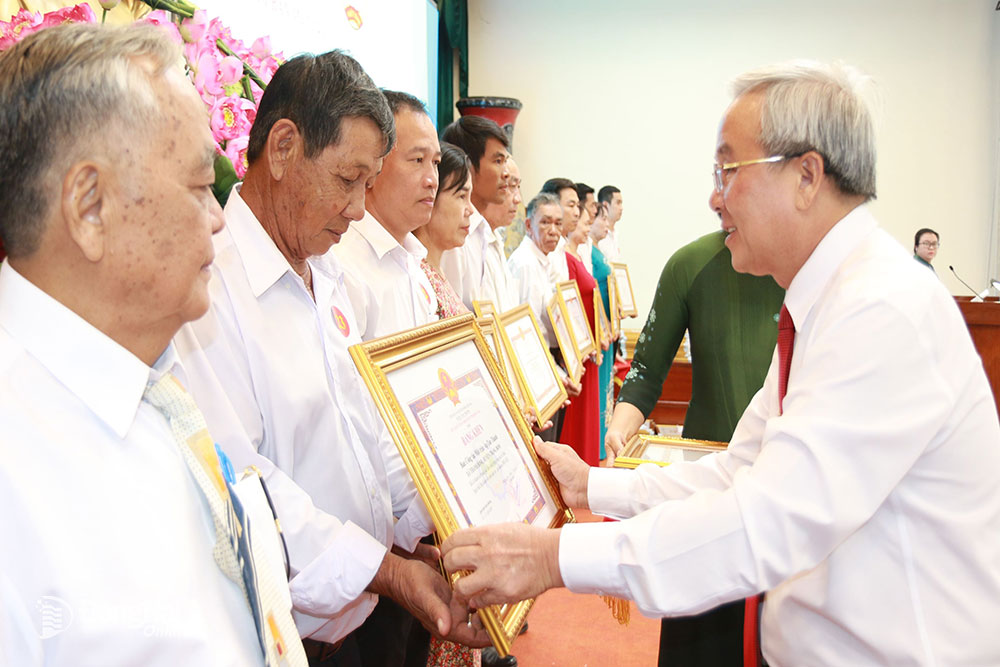 Ông Ngàn Văn Ngư nhận bằng khen của UBND tỉnh do Chủ tịch Ủy ban MTTQ Việt Nam tỉnh Cao Văn Quang trao tặng. Ảnh: S.Thao