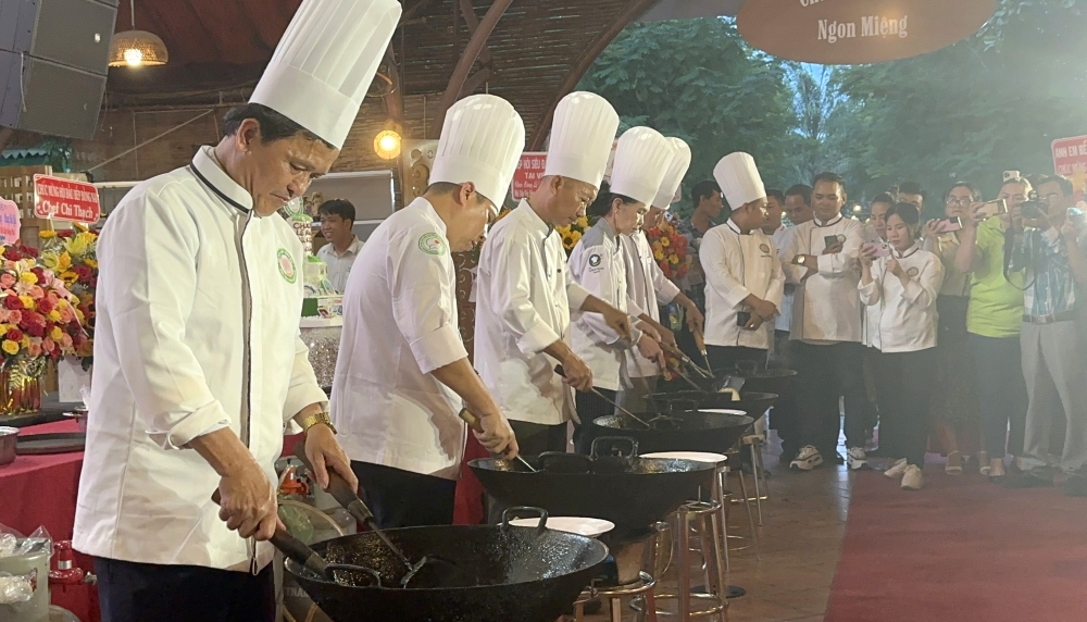 Các đầu bếp chuyên nghiệp biểu diễn món xôi chiên phồng đặc sản của Đồng Nai.