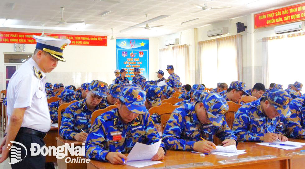 Chuẩn đô đốc Nguyễn Anh Tuấn, Tư lệnh Vùng 2 trực tiếp giám sát hội thi, hội thao (Ảnh: ĐVCC)