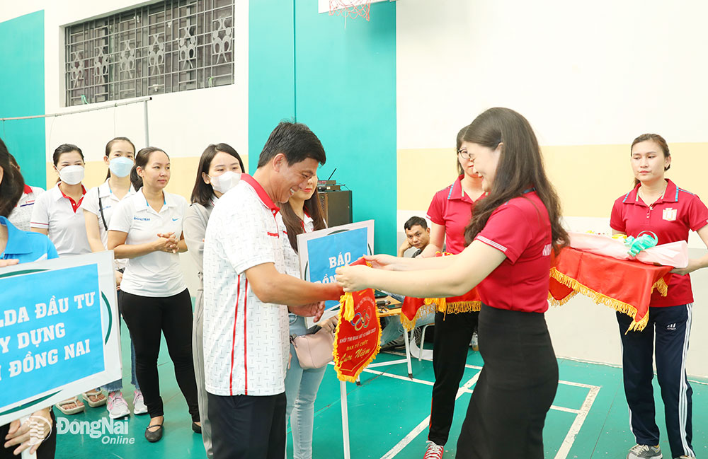 Giám đốc Nhà xuất bản Đồng Nai Bùi Thị Lâm Ngọc tặng cờ lưu niệm cho đơn vị tham gia hội thao
