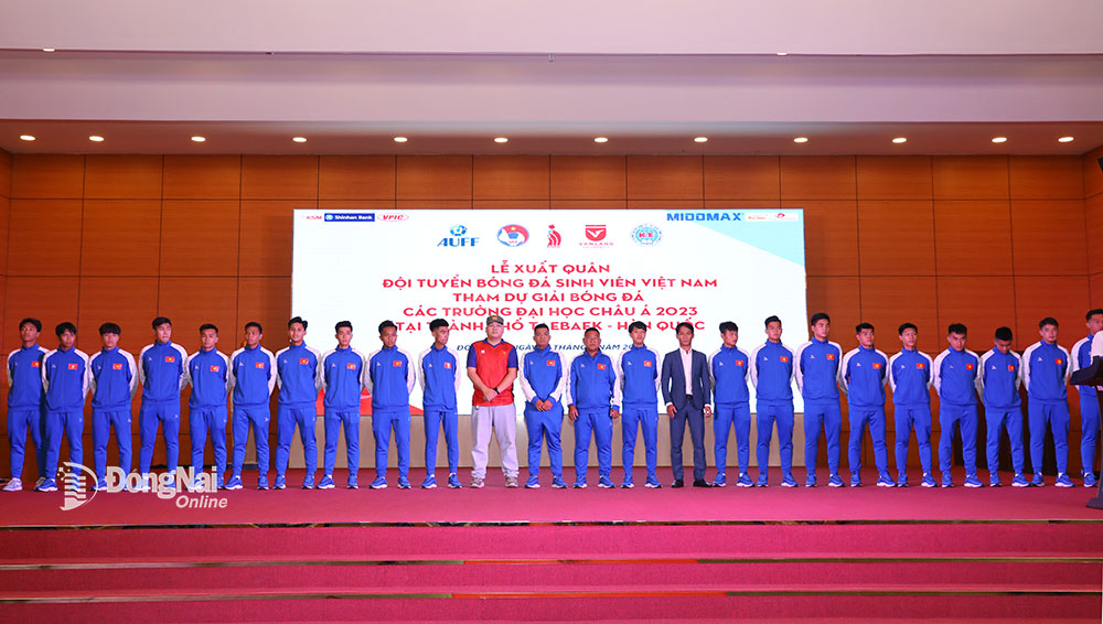Thành viên đội bóng Sinh viên Việt Nam tại lễ xuất quân