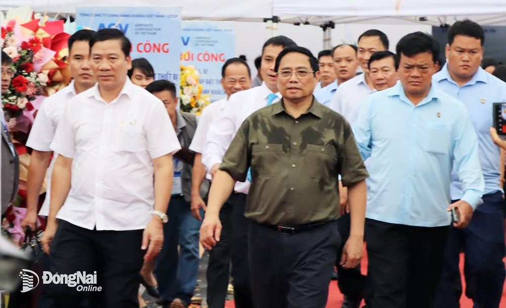Thủ tướng Phạm Minh Chính tiến vào khu vực thực hiện lễ khởi công 2 gói thầu dự án sân bay Long Thành. Ảnh: Phạm Tùng