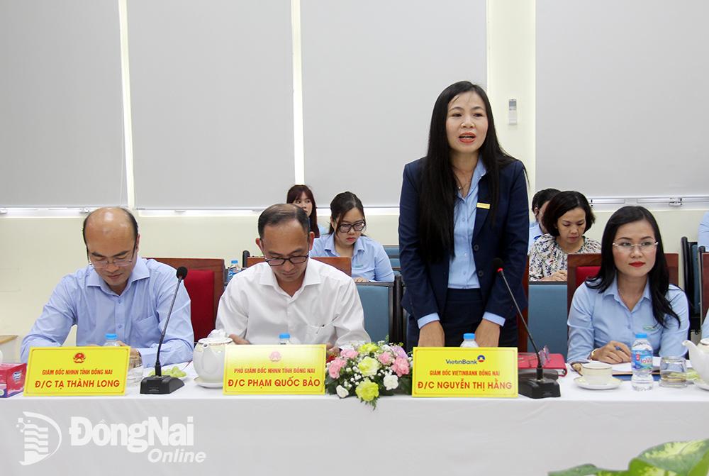 Giám đốc VietinBank chi nhánh Đồng Nai Nguyễn Thị Hằng báo cáo tình hình triển khai các chương trình hỗ trợ lãi suất phục vụ sản xuất, kinh doanh tại chi nhánh. (Ảnh: Hải Quân)