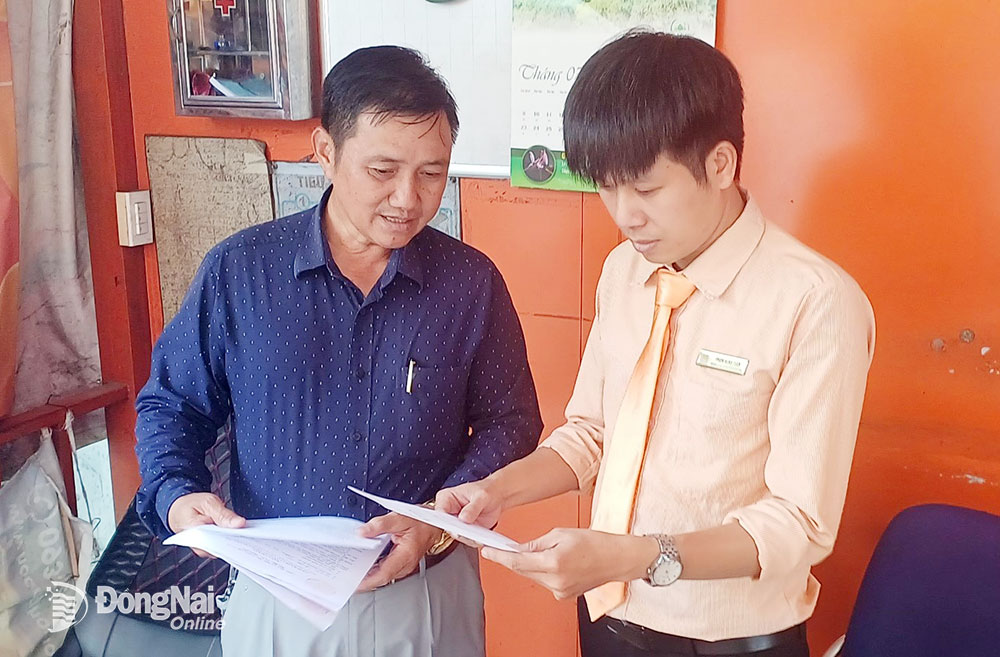 Ông Nguyễn Xuân Tiến, Phó giám đốc Công ty CP Bến xe và dịch vụ vận tải Đồng Nai (bên trái)  phổ biến các nội quy, quy định về đảm bảo an toàn giao thông trong dịp Lễ quốc khánh 2-9 cho nhân viên một nhà xe