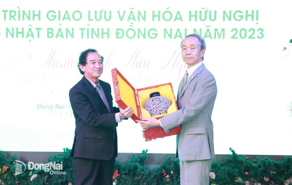 Chủ tịch Liên hiệp các tổ chức hữu nghị tỉnh Nguyễn Thành Trí tặng quà chúc mừng đến ông Ono Masuo, Tổng lãnh sự Nhật Bản tại TP.HCM. Ảnh: Sông Thao