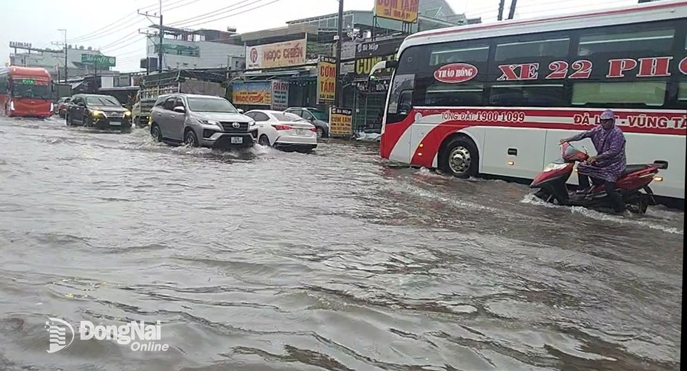 Nhiều đoạn nước ngập sâu khiến xe cộ di chuyển khó khăn
