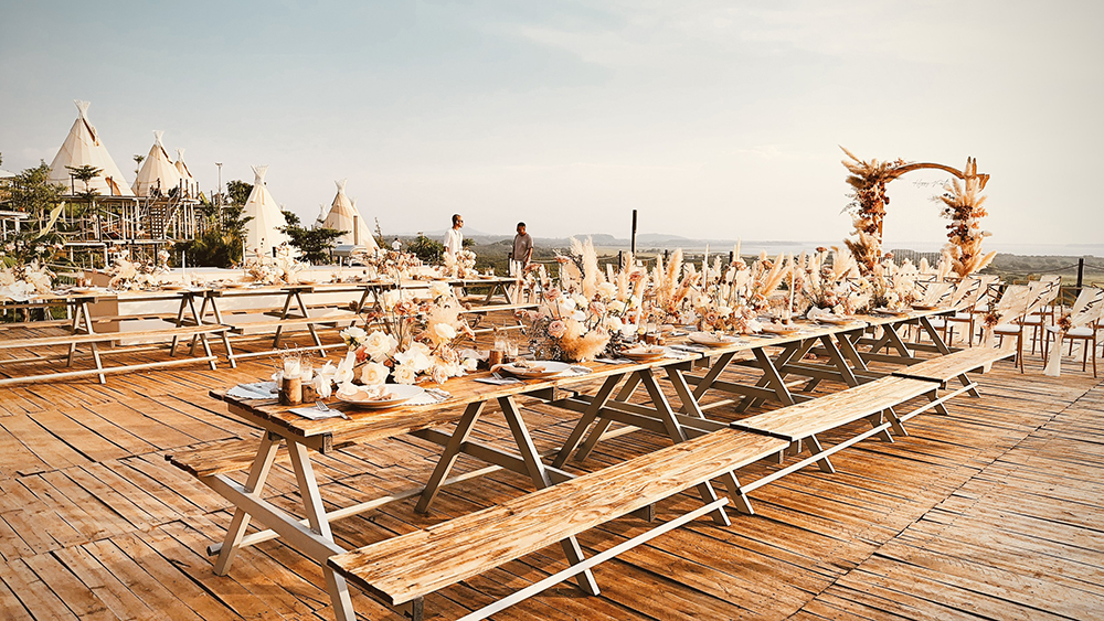 Bộ bàn ăn được trang trí tinh tế, chỉn chu trong một buổi tiệc cưới ngoài trời được tổ chức tại PanoGlamp