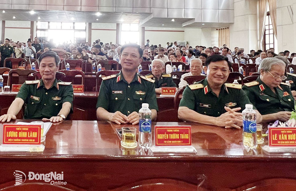 Trung tướng Nguyễn Trường Thắng (giữa), Ủy viên Trung ương Đảng, Tư lệnh Quân khu 7 và các tướng lĩnh dự gặp mặt