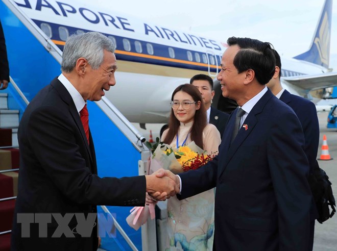 Bộ trưởng Bộ Lao động, Thương binh và Xã hội Đào Ngọc Dung và các đại biểu đón Thủ tướng nước Cộng hòa Singapore Lý Hiển Long tại Sân bay Quốc tế Nội Bài. Ảnh: TTXVN