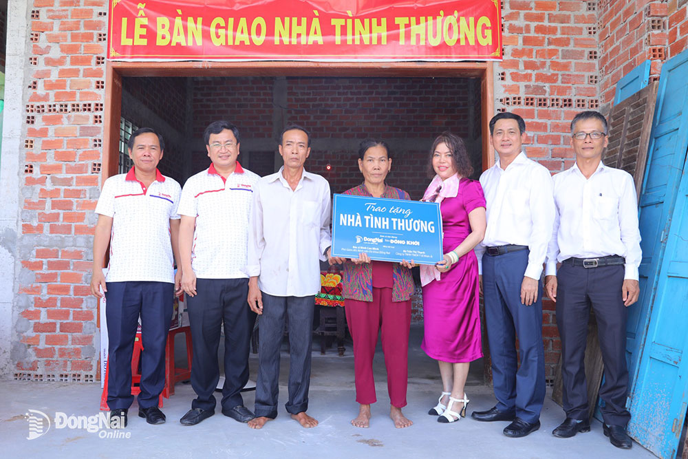 Lãnh đạo hai báo: Đồng Nai và Đồng Khởi, nhà tài trợ bàn giao nhà tình thương cho gia đình bà Nguyễn Thị Anh