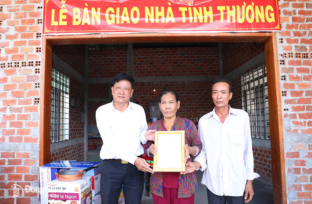 Đại diện UBND xã Phước Ngãi trao quyết định bàn giao căn nhà cho hộ gia đình bà Nguyễn Thị Anh
