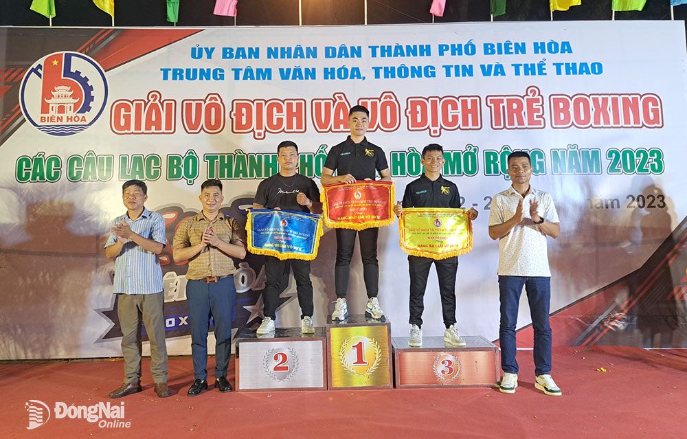 Ban tổ chức trao cờ cho các đơn vị giành thứ hạng cao tại giải