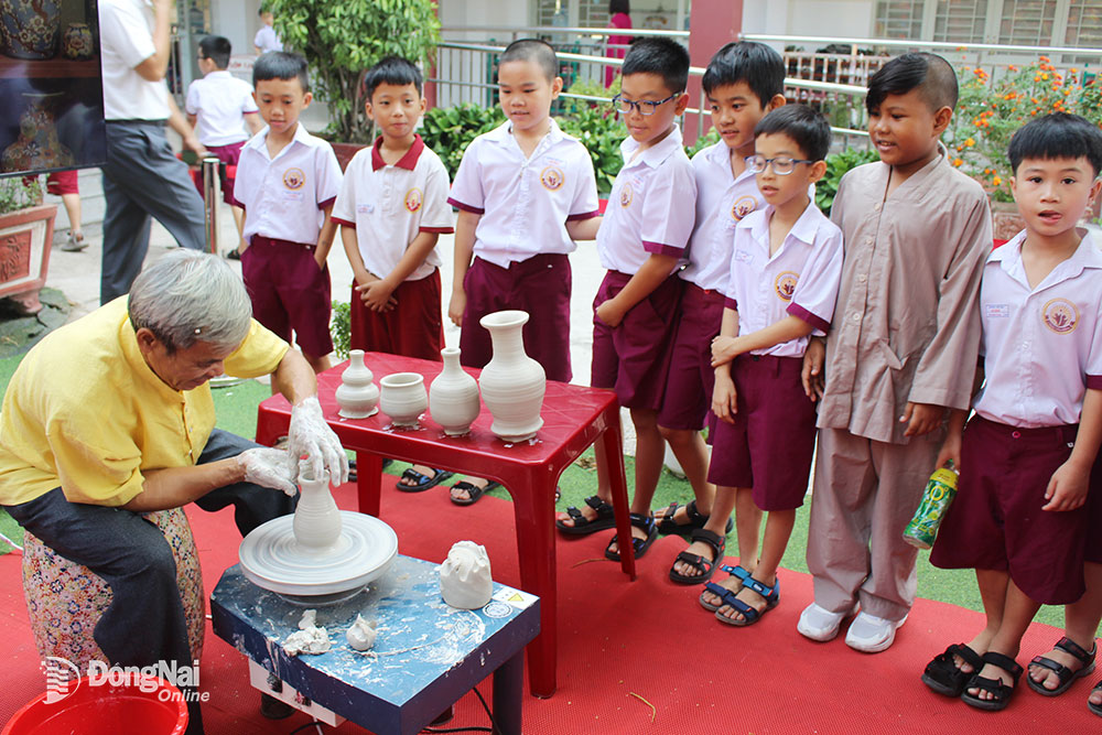 Học sinh Trường tiểu học An Hảo (thành phố Biên Hòa) tìm hiểu gốm của vùng đất Biên Hòa - Đồng Nai ngay tại trường học. Ảnh: My Ny