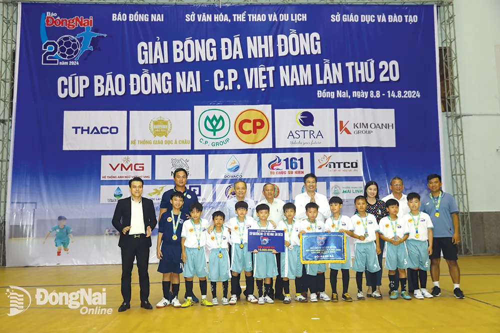 Ban tổ chức trao giải ba cho đội U.11 Long Thành.            