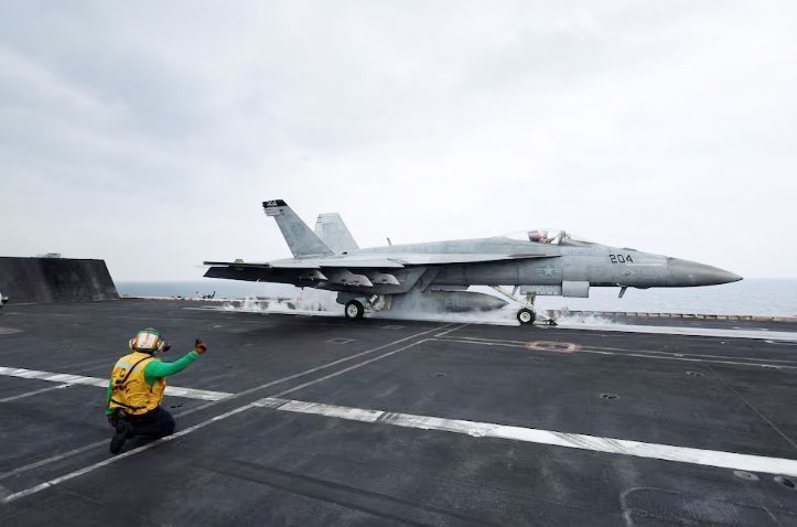 Tiêm kích F/A-18E Super Hornet cất cánh từ tàu sân bay USS Dwight D. Eisenhower (CVN 69) của Mỹ trên Biển Đỏ, Trung Đông ngày 13-2-2024.