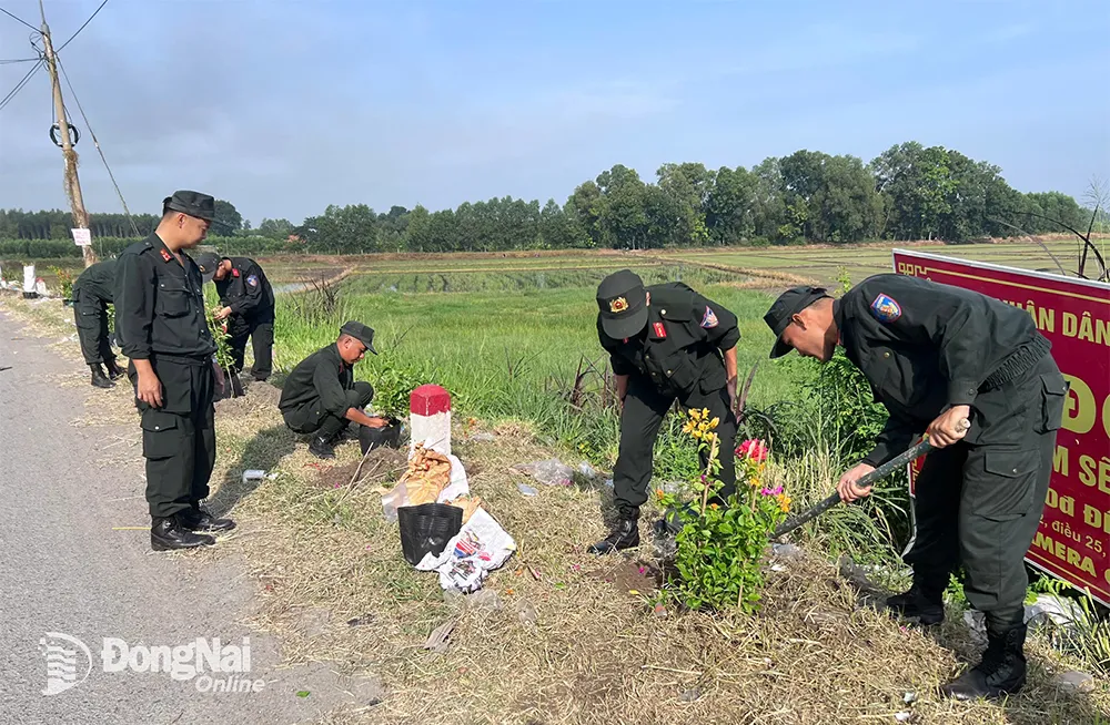 Cán bộ, chiến sĩ Phòng Cảnh sát cơ động Công an tỉnh tham gia trồng cây.