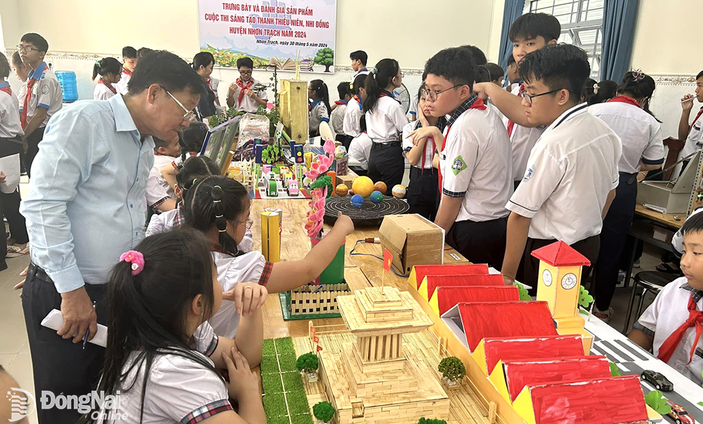 Ban giám khảo chấm điểm các giải pháp dự thi Cuộc thi Sáng tạo thanh thiếu niên, nhi đồng năm 2024 của học sinh huyện Nhơn Trạch. 