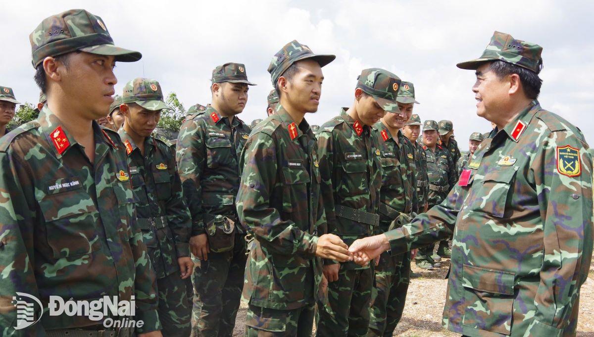 Thiếu tướng Nguyễn Văn Hoàng (bìa phải) động viên lực lượng dự bị động viên tham gia diễn tập. Ảnh: Phan Hoàn