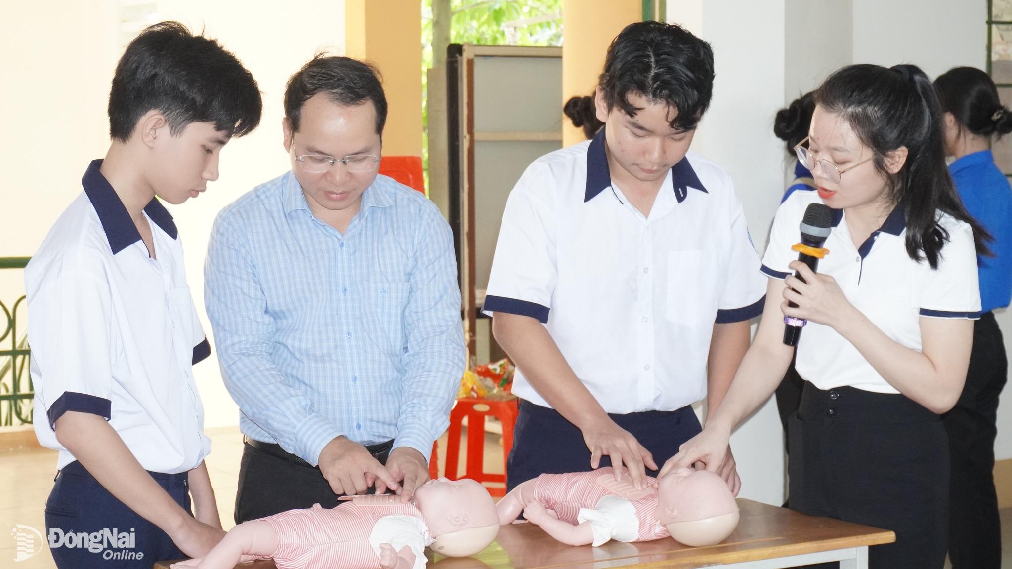 Bệnh viện Nhi đồng Đồng Nai tập huấn sơ cấp cứu ban đầu cho học sinh phổ thông